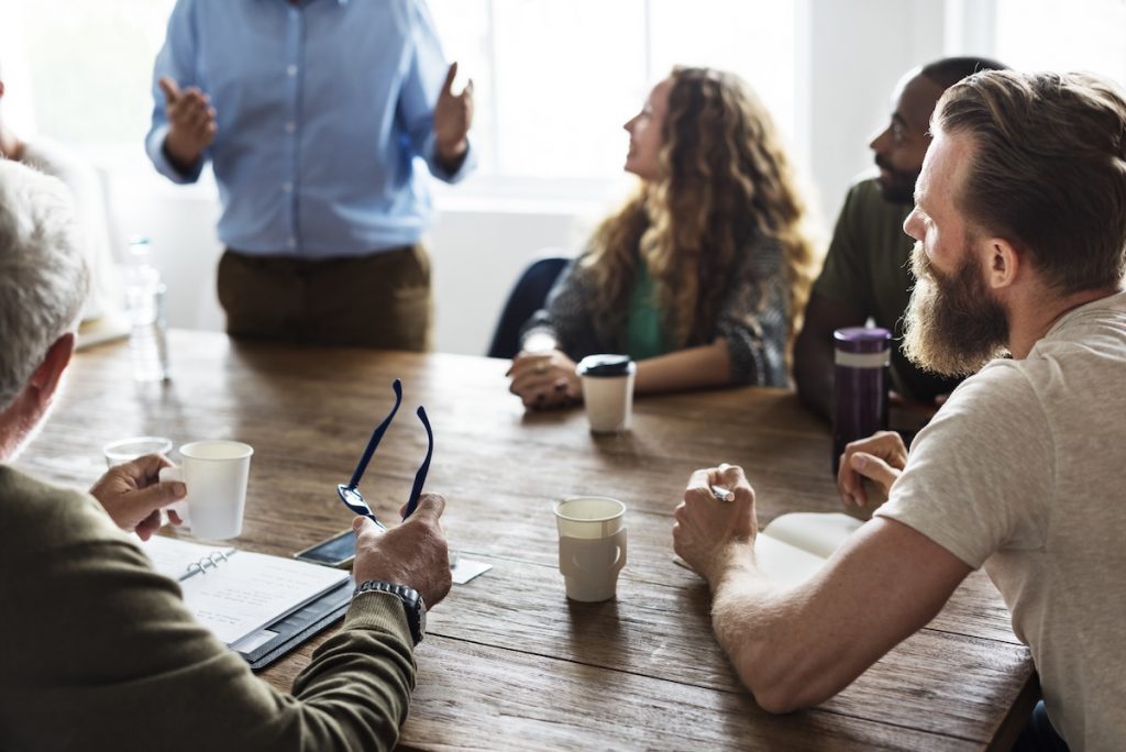 groupe collègues discussion